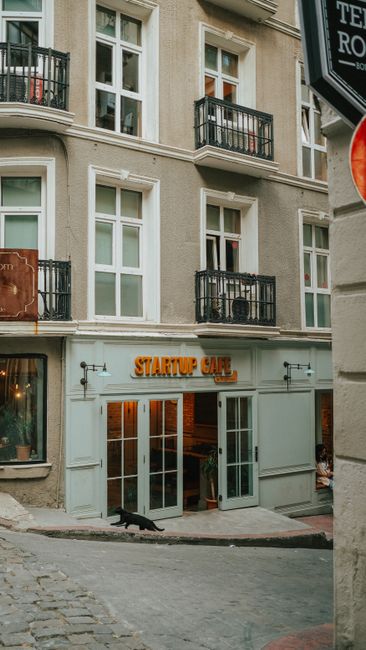 Strateji panosunda notlar alan bir startup ekibi