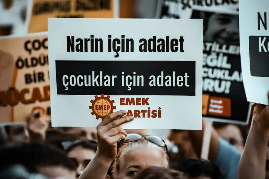 Bir kişinin masa üzerinde şemalar ve planlar çizmesi, yatırım teşvik belgesi için stratejik planlama yapıldığını gösteriyor.