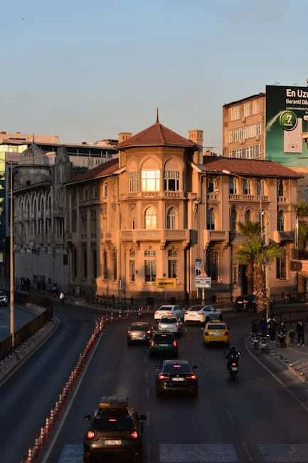 Gün batımında tarihi binalar ve trafik