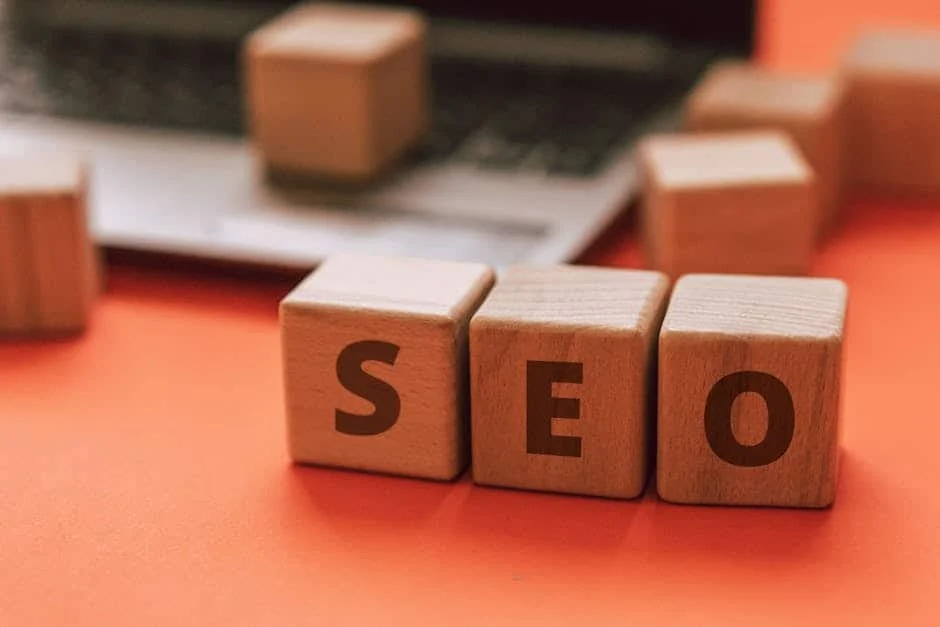 Ahşap küplerde SEO yazısı, arka planda laptop